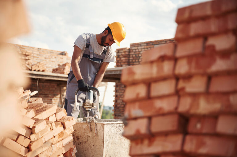 un maçon qui construit un mur